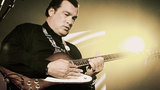 Steven Seagal vyměnil černý pás za kytaru a míří na festival Rock for People!