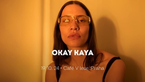 Tajuplná, ale nad věcí: Okay Kaya v Praze - Café V lese