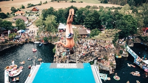 Extrémní skoky do vody a koncerty hudebních hvězd. Highjump oslaví 25 let
