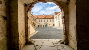 Skvost zapomenutý a znovuzrozený. Zámek Uherčice - Univerzitní centrum Telč