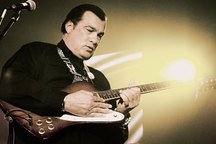 Steven Seagal vyměnil černý pás za kytaru a míří na festival Rock for People!