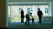 Teaching to Walk - Performance v rámci výstavy "Médium figura" v Colloredo-Mansfeldském palác